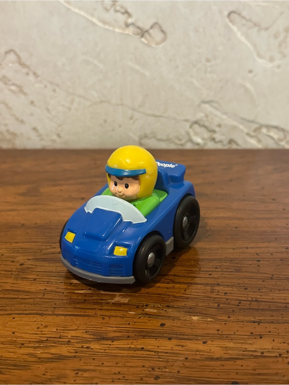 2009 Fisher-Price Little People Wheelies Race Car Blue with Yellow Helmet